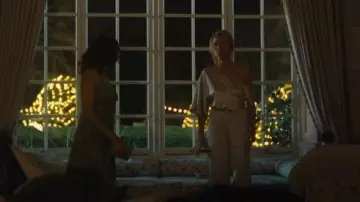 Combinaison crème Club L London portée par Juliet (Eve Best) telle que vue dans Wild Cherry (S01E06)