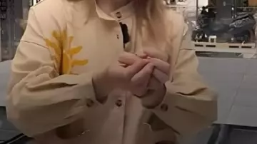 Chaqueta beige con estampado de sol usada por Georgia Haseldine en Today 2025