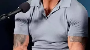 Camisa polo que lleva Mark Kerr (Dwayne Johnson) en la película La máquina aplastante 2025