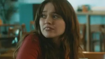 Problemas de papá S02 Aimee Lou Wood fuera del hombro 1090 Arriba de Gemma (Aimee Lou Wood) en Problemas de papá