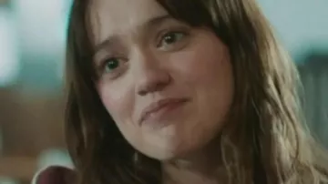 Números de papá T02 Aimee Lou Wood Peach Crush con gráfico de camiseta de Gemma (Aimee Lou Wood) en Daddy Issues