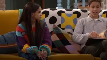 Cárdigan en caída libre de Akira llevado por Billie (Janice LeAnn Brown) como se ve en Magos más allá de Waverly Place (S02E06)