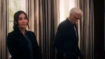 Blazer Classique Classique porté par Julie (Lilah Richcreek) tel que vu dans A Man on the Inside (S02E01)