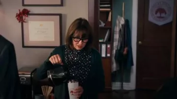 Tommy Hilfiger Falling Leaves Shirt que lleva Holly Bodgemark (Jill Talley) como se ve en A Man on the Inside (S02E02)