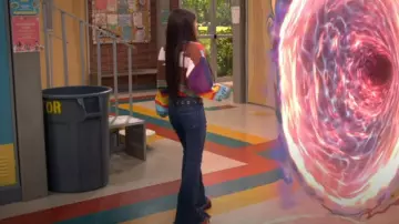 Vaqueros Flare Wanderer de Mood Actual - Azules usados por Billie (Janice LeAnn Brown) como se ve en Wizards Beyond Waverly Place (S02E06)