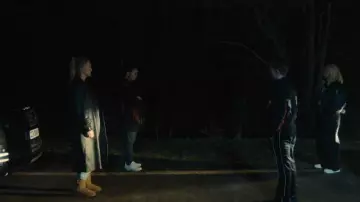 Bottes Ugg Classic Short Snug portées par Juliet (Eve Best) telles que vues dans Wild Cherry (S01E06)