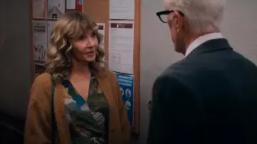 Vestido de Kowtow Harbour que lleva Mona Margadoff (Mary Steenburgen) como se ve en Un hombre por dentro (S02E02)