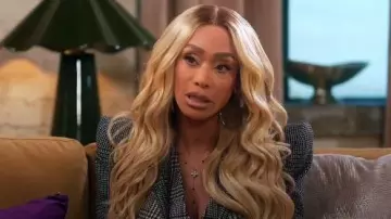 Collier Lovisa en Silver Cross Station Y porté par Tami Roman tel que vu dans Caught in the Act : Unfaithful (S04E05)