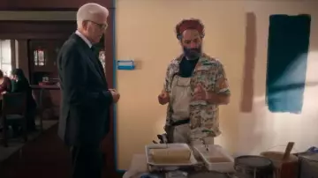 Reyn Spooner Guy Buffet Malolo Crucero Port Harbor usado por Apollo Lambrakis (Jason Mantzoukas) como se ve en A Man on the Inside (S02E02)