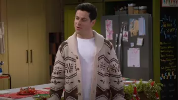 Jersey de cárdigan Wincha Wincha con cuello chal de hierro y resina llevado por Justin Russo (David Henrie) visto en Wizards Beyond Waverly Place (S02E07)