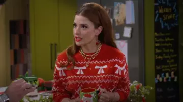 Jersey navideño de cuello redondo con patrón Fair Isle en rojo y crema, usado por Giada Russo (Mimi Gianopulos) como se ve en Wizards Beyond Waverly Place (S02E07)