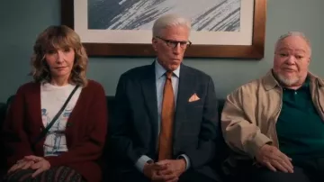 Brothers Osborne Box Set Sealded Vinyl LP T-Shirt worn by Mona Margadoff (Mary Steenburgen) as seen in A Man on the Inside (S02E02)