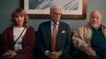 Caja de los hermanos Osborne Camiseta de vinilo en vinilo con sello que lleva Mona Margadoff (Mary Steenburgen) tal como se ve en Un hombre por dentro (S02E02)