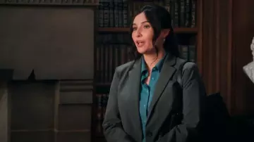 Teoría: Carissa Sevona Blazer de lana elástica de corte slim que lleva Julie (Lilah Richcreek) como se ve en A Man on the Inside (S02E03)