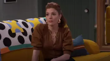 Camiseta de manga abullonada Coralee con botones delantero de Veronica Beard llevada por Giada Russo (Mimi Gianopulos) como se ve en Wizards Beyond Waverly Place (S02E08)