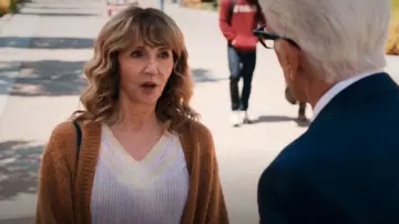 Camisa Bsbee Torres que lleva Mona Margadoff (Mary Steenburgen) como se ve en Un hombre por dentro (S02E03)