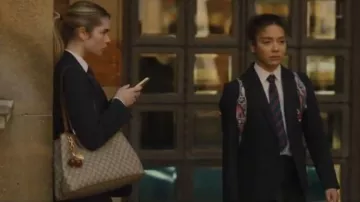 Gucci GG Emblème Large porté par Allegra Lonsdale (Amelia May) tel que vu dans Wild Cherry (S01E06)