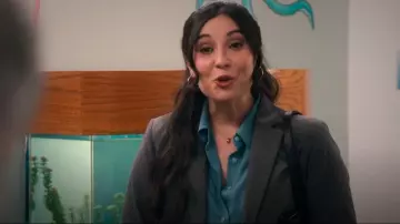 Collar colgante de gotas de Madewell que lleva Julie (Lilah Richcreek) tal como se ve en Un hombre por dentro (S02E03)