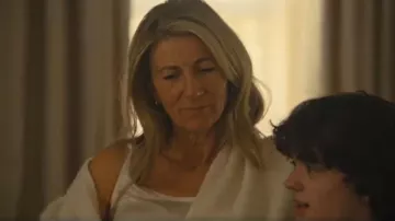 Haut Cami en soie Ruby Reiss porté par Juliet (Eve Best) tel que vu dans Wild Cherry (S01E06)