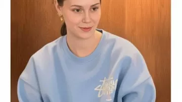 SLOMW S03 Mikayla Matthews Sudadera azul usada por Self (Mikayla Matthews) en Las vidas secretas de las esposas mormonas
