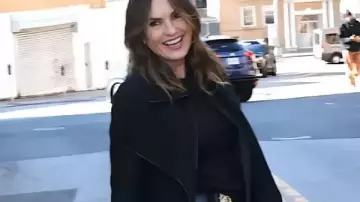 Unité des victimes spéciales de Law and Order Mariska Hargitay Manteau noir porté par Olivia Benson (Mariska Hargitay) dans Law & Order : Unité des victimes spéciales