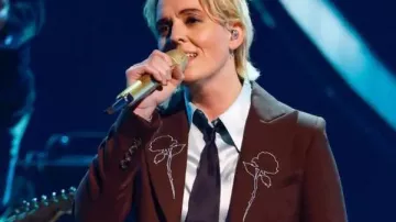 59e cérémonie annuelle des CMA Awards Brandi Carlile Blazer