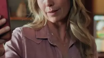 Amber Marshall Heartland S19 chemise rose boutonnée portée par Amy Fleming (Amber Marshall) à Heartland