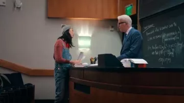 Peto vaquero azul con babero Carhartt Work In Progress que lleva Claire (Madison Hu) como se ve en Un hombre por dentro (S02E04)