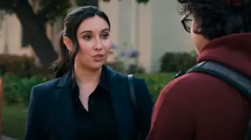 Théorie : Chemise en coton organique Riduro portée par Julie (Lilah Richcreek) telle que vue dans A Man on the Inside (S02E04)