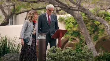 Campomaggi Borsa Tracolla Kura portée par Mona Margadoff (Mary Steenburgen) telle que vue dans A Man on the Inside (S02E04)