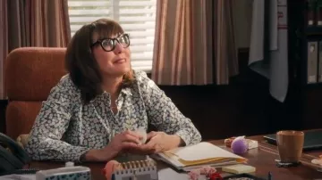 Camisa J Crew Perfect Perfect Blue Floral de manga larga de manga larga usada por Holly Bodgemark (Jill Talley), como se ve en A Man on the Inside (S02E04)