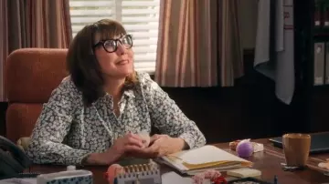 Chemise J Crew Perfect Perfect Blue Delicate à manches longues à manches longues à boutons portée par Holly Bodgemark (Jill Talley) comme on le voit dans A Man on the Inside (S02E04)