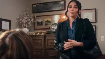 Théorie : Blazer Carissa en laine noire bonne porté par Julie (Lilah Richcreek) tel que vu dans A Man on the Inside (S02E04)