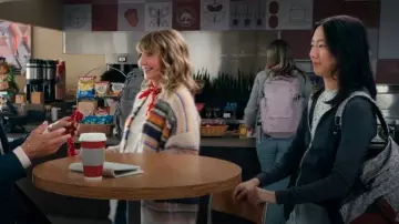 Cardigan en mélange de mohair à rayures Isabel Marant Dana porté par Mona Margadoff (Mary Steenburgen) tel que vu dans A Man on the Inside (S02E04)