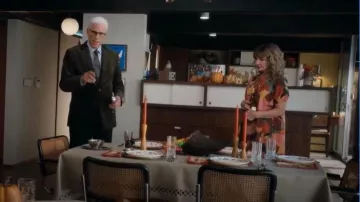 Robe Nitto Olga dans Fall Garden portée par Mona Margadoff (Mary Steenburgen) telle que vue dans A Man on the Inside (S02E05)