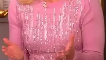 Pull à franges roses ornés porté par Sara Haines lors de la diffusion complète de The View – 24 novembre 2025