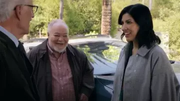 Bomber brossé de Topshop avec bouton-pression porté par Didi (Stephanie Beatriz) comme vu dans A Man on the Inside (S02E05)