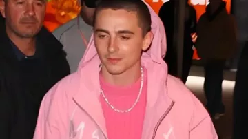 La veste rose bubblegum de Marty Supreme dans l’entrée BIZARRE de Timothée Chalamet STUPÉFIE les fans — le chaos éclate au milieu de la séparation de Kylie Jenner !