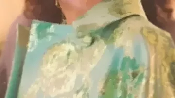 Manteau fleuri vert porté par Emily Cooper (Lily Collins) à Emily in Paris