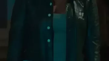 Manteau en cuir noir porté par (Gigi Gladson) en Wild Cherry