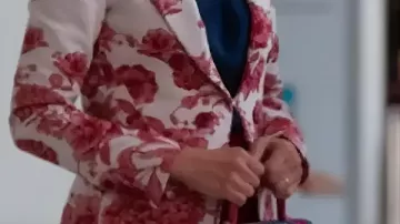 Blazer à motifs floraux porté par Carol Sturka (Rhea Seehorn) en Pluribus