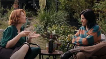 Polo oversize Danielapi porté par Didi (Stephanie Beatriz) tel que vu dans Un homme à l’intérieur (S02E05)