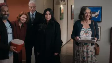 Petite bandolière Style & Co Feed portée par Vanessa (Constance Marie) telle que vue dans A Man on the Inside (S02E05)