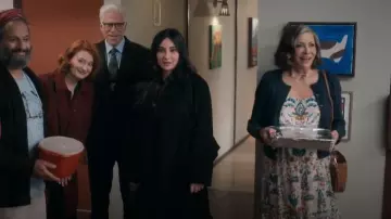 Petite bandolière Style & Co Feed portée par Vanessa (Constance Marie) telle que vue dans A Man on the Inside (S02E05)
