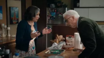 Robe Midi à étages à fleurs Alice + Olivia Jeannette portée par Vanessa (Constance Marie) telle que vue dans A Man on the Inside (S02E05)