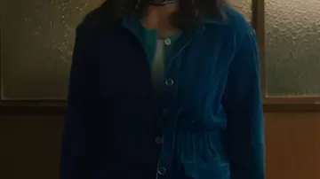 Veste bleue portée par Sarah Tucker (Ruth Wilson) dans Down Cemetery Road