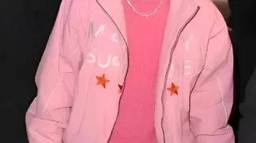 Veste rose Marty Supreme portée par Marty (Timothée Chalamet) dans Marty Supreme