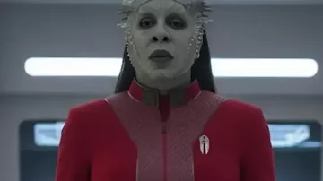 Veste rouge cadette de l’Académie de Starfleet de Gina Yashere telle que vue dans Star Trek : Starfleet Academy (S01)