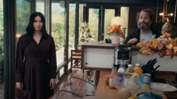 Mini-robe à manches longues portefeuille Dkny portée par Julie (Lilah Richcreek) telle que vue dans Un homme à l’intérieur (S02E05)