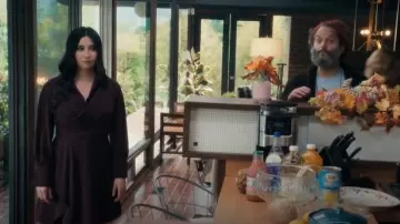 Mini-robe à manches longues portefeuille Dkny portée par Julie (Lilah Richcreek) telle que vue dans Un homme à l’intérieur (S02E05)